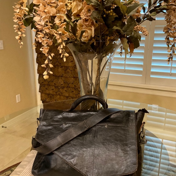 THE SITKA MESSENGER BAG BY KODIAK LEATHER COMPANY - Picture 2 of 11